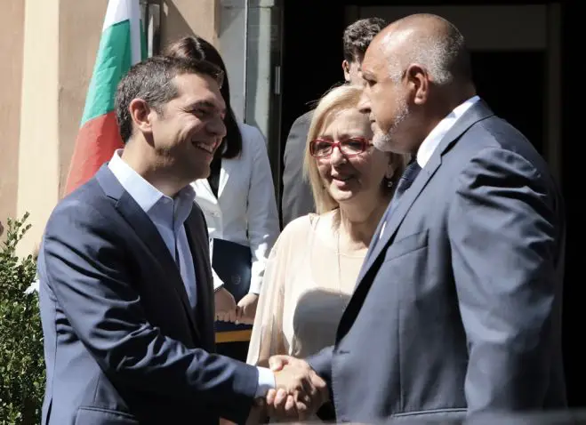 Unser Fotos (© Eurokinissi) zeigen den griechischen Ministerpräsidenten Alexis Tsipras mit seinem Amtskollegen aus Bulgarien Bojko Borissow. (Titelbild, Premier Tsipras: links)