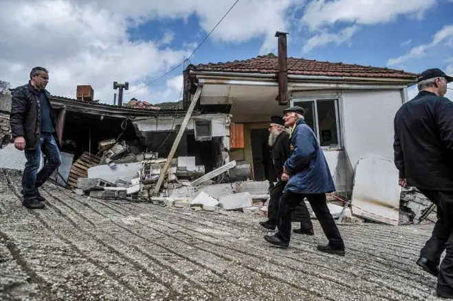 Unser Foto (© Eurokinissi) entstand am Dienstag in einem Dorf bei Trikala in Mittelgriechenland. Starke Regenfälle lösten hier Bodenerosionen aus, wodurch Häuser zum Einsturz kamen.