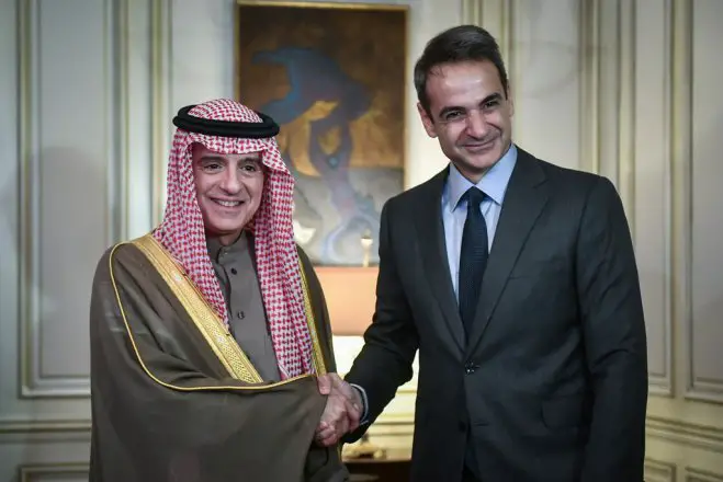 Unser Archivfoto (© Eurokinissi) zeigt den saudischen Außenminister Al-Jubeir (li.) am Mittwoch (13.11.) mit dem griechischen Premierminister Mitsotakis.