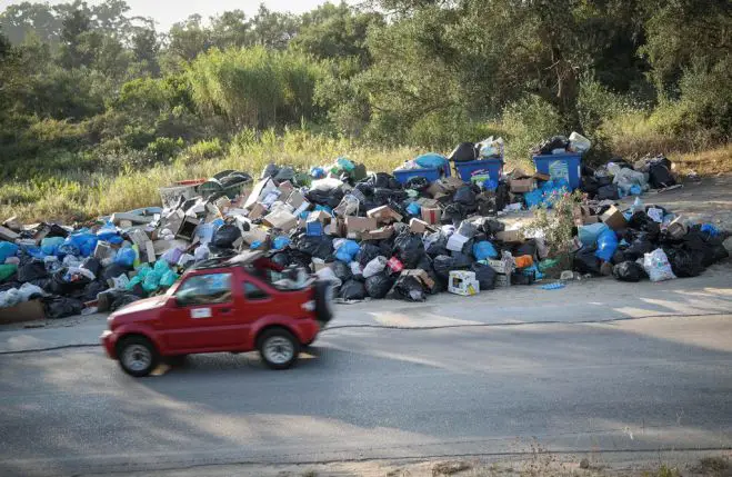 Unser Foto (© Eurokinissi) zeigt einen der Müllberge auf der Insel Korfu.