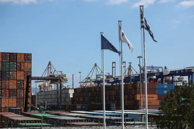 Viele Schiffe mit griechischen Gütern verlassen ihre Häfen (© Eurokinissi).