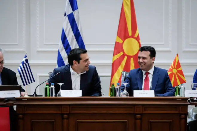 Unser Archivfoto (© Eurokinissi) entstand Anfang April 2019; es zeigt den damaligen griechischen Ministerpräsidenten Alexis Tsipras (l.) gemeinsam mit seinem damaligen Amtskollegen aus der Republik Nordmazedonien, Zoran Zaev. Die beiden Politiker gingen als die Initiatoren des Prespa-Abkommens in die Geschichte ein. 
