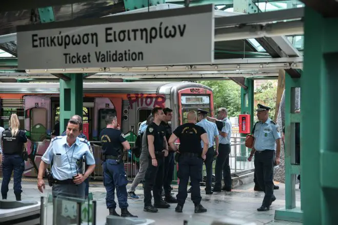 Unser Foto (© Eurokinissi) entstand am Montag in der Station der Athener Elektrobahn „Kifissia“.