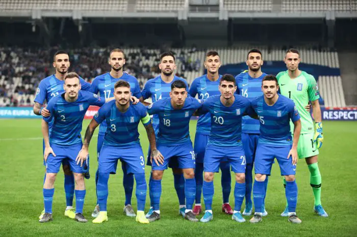 Unser Foto (© eurokinissi) zeigt die griechische Nationalmannschaft vor ihrem letzten EM-Qualifikationsspiel gegen Finnland, das 2:1 gewonnen wurde.