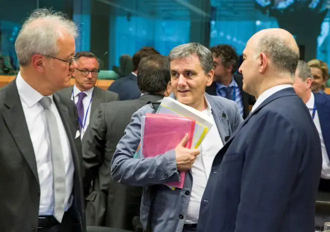 Unser Foto (© Eurokinissi) zeigt den griechischen Finanzminister Evklidis Tsakalotos (m.) am Montag während der Sitzung der Eurogruppe.