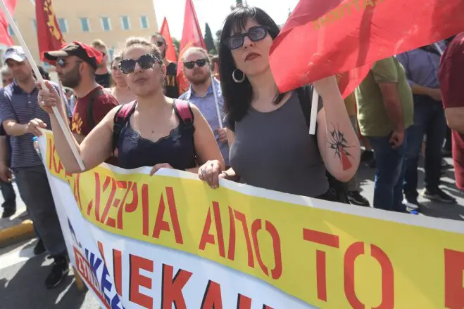 Unser Foto (© Eurokinissi) entstand am Mittwoch (17.4.) vor dem Parlament in Athen.