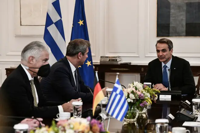 Unser Foto (© Eurokinissi) entstand während eines Treffens zwischen dem Ministerpräsident Bayers Markus Söder und Premierminister Kyriakos Mitsotakis.