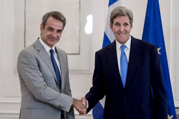 Unser Foto (© Eurokinissi) zeigt Premierminister Kyriakos Mitsotakis (l.) und John Kerry.