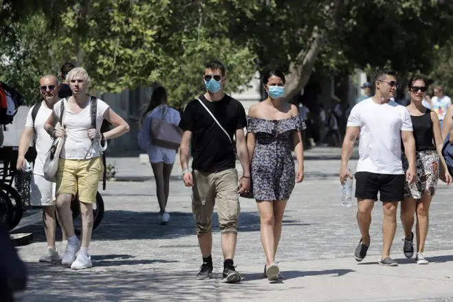 Foto (© Eurokinissi): Masken sind im Freien nicht mehr obligatorisch.