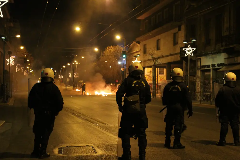 Mitglieder der anarchistischen Gruppierung warfen Molotow Cocktails auf die Polizisten