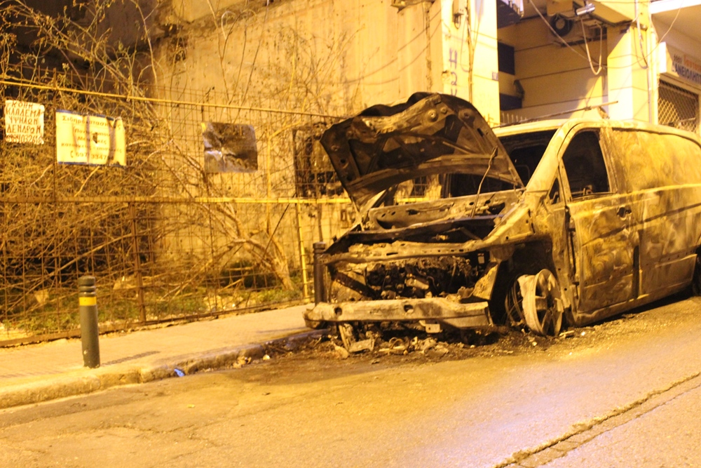 Ein ausgebranntes Auto in Exarchia. 