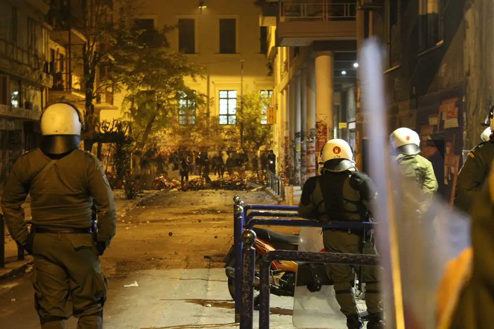 Die Demonstranten bauten einen Wall aus Stühlen und anderen Gegenständen.