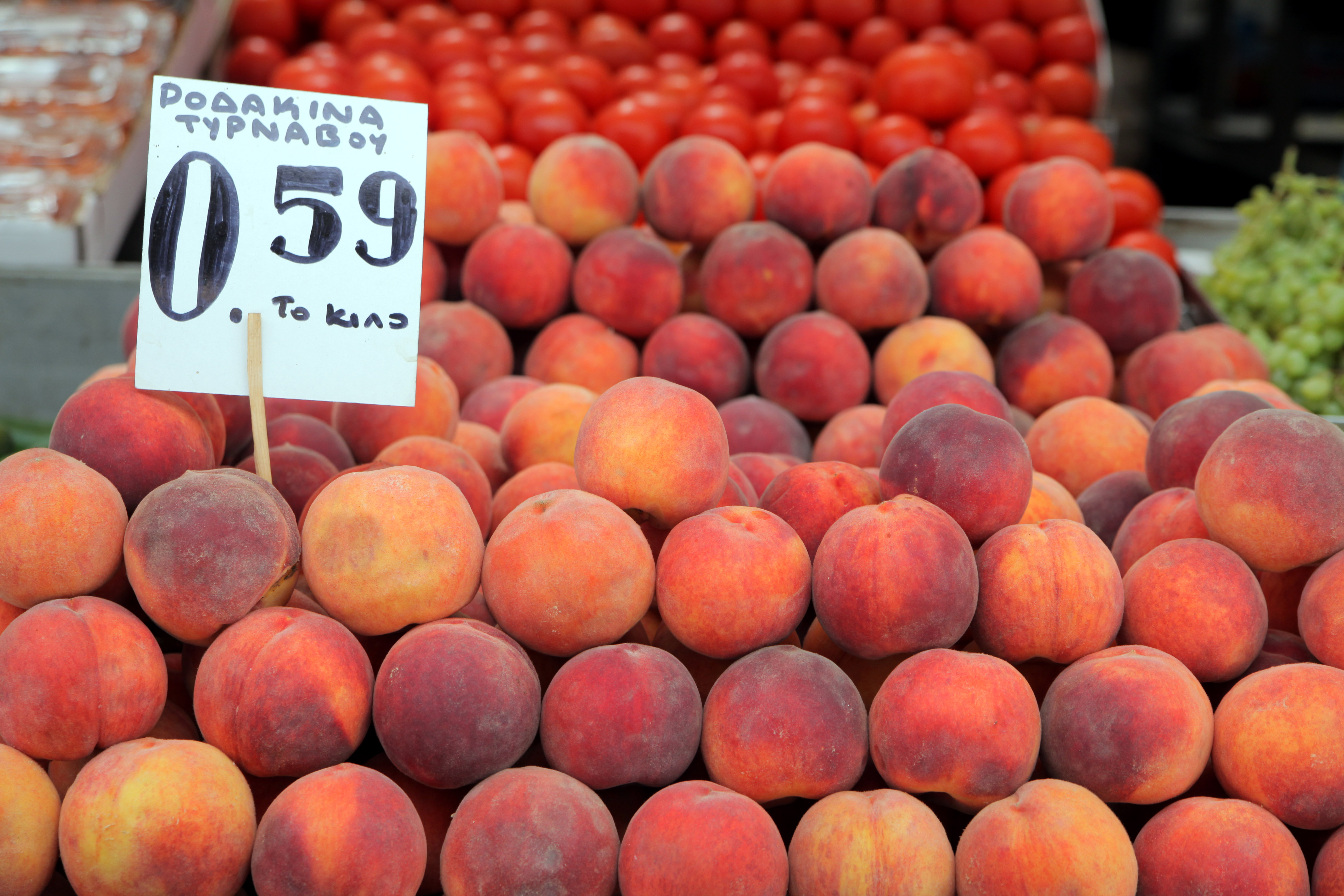 250828 Pfirsiche auf dem Markt