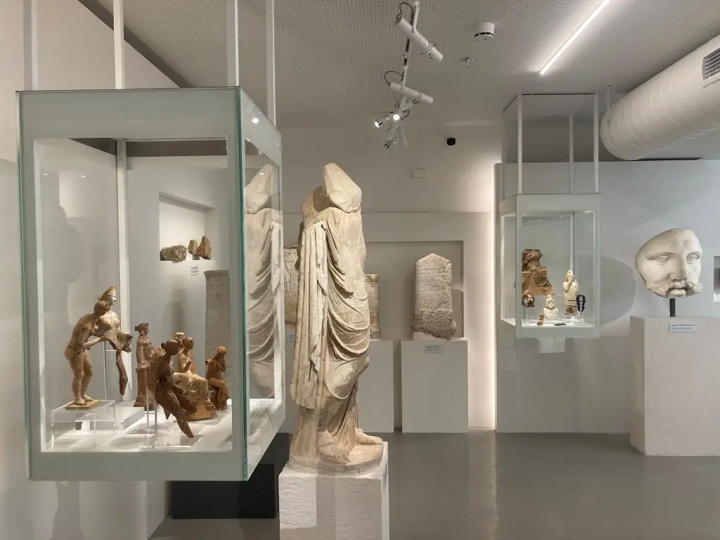Unser Foto zeigt einen Teil des Innenbereiches des Museums, das weiß angestrichen ist. Zu sehen sind u. a. größere und kleinere Skulpturen.