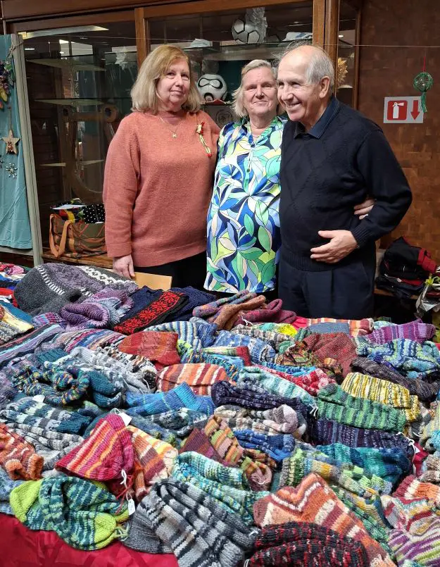 Astrid Bildmitte mit Kollegen mit ihren Strickwaren