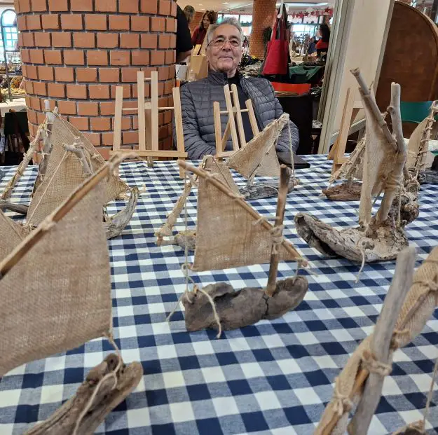 Paschalis bietet seine Schiffchen an