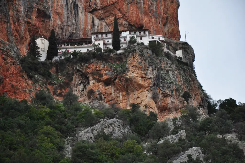 Peloponnes 2013 Abdnteuerlich an den Fels geklebt Kloster Elonis SMALL