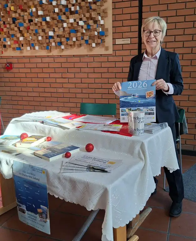 Pfarrerin Sabine Jestadt am Stand der Griechenland Zeitung