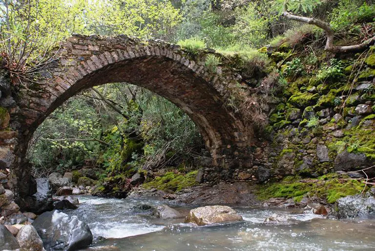 Halatzis Το παλιό γεφύρι στο μονοπάτι από Καμπιά για Αγρελωπό