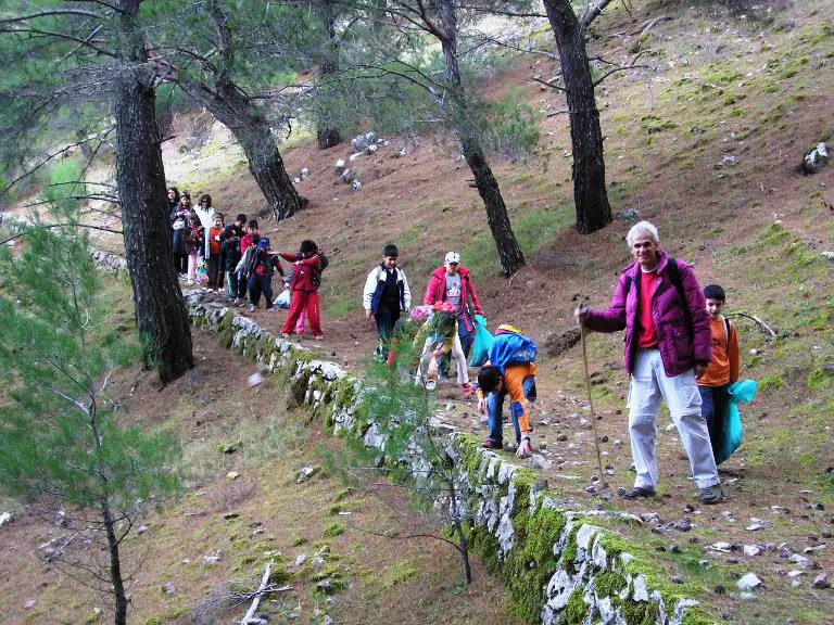Halatzis Με μαθητές στο παλιό μονοπάτι από Νέα Μονή για Ανάβατο