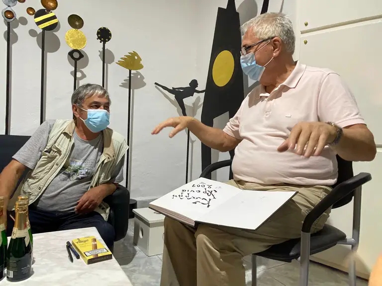 Juwelier Theodoros Gatzakis empfängt seine Kunden mit Mundschutz