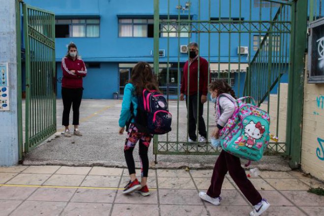 Unser Foto (© Eurokinissi) entstand am Montag (11.1.) vor einer Schule in Heraklio n auf Kreta. 