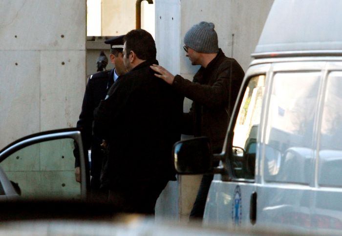 Unser Archivfoto (© Eurokinissi) zeigt den damaligen Haftinsassen Stefanakos, als er Anfang 2008 erneut dem Staatsanwalt vorgeführt wurde.