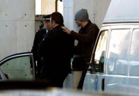 Unser Archivfoto (© Eurokinissi) zeigt den damaligen Haftinsassen Stefanakos, als er Anfang 2008 erneut dem Staatsanwalt vorgeführt wurde.