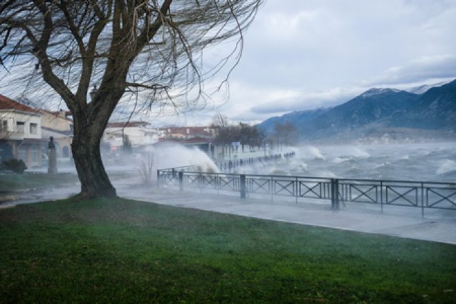 In der epirotische Stadt Ioannina peitschten die Wellen des Sees an das Ufer. (Foto: © Eurkinissi)