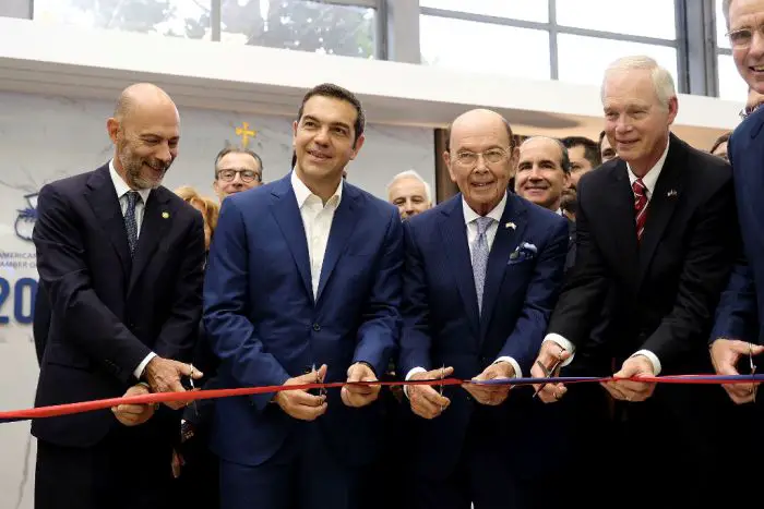 Unser Foto (© Pressebüro des Premierministers) zeigt Ministerpräsident Alexis Tsipras (m.l.) und den US-Handelsminister Wilbur Ross (m.r.) im Rahmen der internationalen Messe Thessaloniki. 