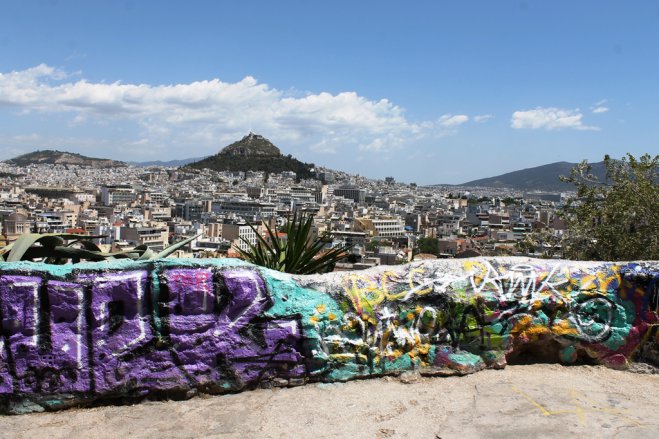 Unser Archivfoto (© Griechenland Zeitung / Madlien Wienberg) entstand im Athener Stadtteil Anafiotika. Im Hintergrund zu sehen ist der Lykabettus-Hügel.