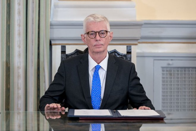 Unser Foto (© Eurokinissi) entstand am Samstag (15.3.) im Rahmen der Vereidigung des Staatssekretärs Aristos Doxiadis. Bereits wenige Stunden später reichte er seinen Rücktritt ein. 