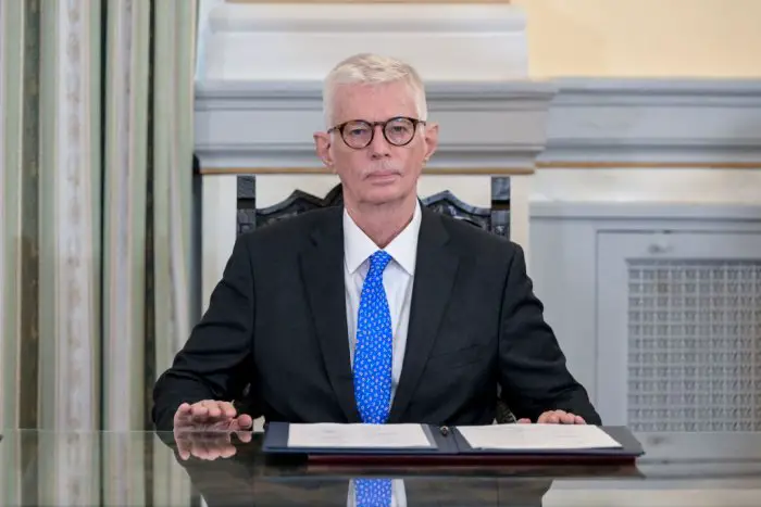 Unser Foto (© Eurokinissi) entstand am Samstag (15.3.) im Rahmen der Vereidigung des Staatssekretärs Aristos Doxiadis. Bereits wenige Stunden später reichte er seinen Rücktritt ein. 