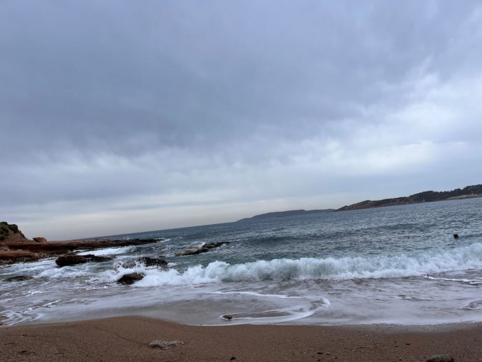 Der graue Himmel geht in die zweite Runde, wie auf unserem Foto vom Strand bei Vouliagmeni (Griechenland Zeitung / Anny Schmidt).