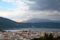 Panoramablick auf das herbstliche Ioannina mit dem Pamvotis-See