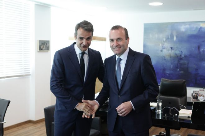 Unser Foto (© Eurokinissi) zeigt Manfred Weber (r.) während einer Begegnung mit dem Vorsitzenden der konservativen Nea Dimokratia Kyriakos Mitsotakis am Dienstag in Athen.