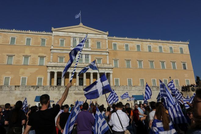Unser Foto (© Eurokinissi) zeigt das griechische Parlament. Davor protestieren Bürger gegen die vereinbarte Lösung der Namensfrage der FYROM.