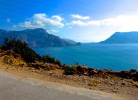 Sonniges Festland und wolkige Ägäis