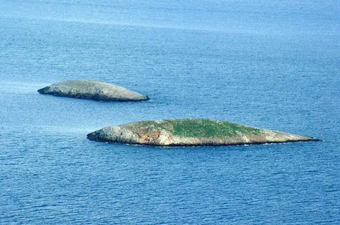 Unser Foto zeigte die beiden Felseninseln Imia in der Ägäis. Hier wäre es Anfang 1996 beinahe zu einem bewaffneten Konflikt zwischen der Türkei und Griechenland gekommen.