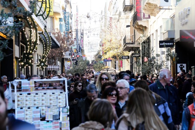 Unser Archivfoto (© Eurokinissi) zeigt die Athener Einkaufsmeile Ermou in Weihnachtsstimmung.