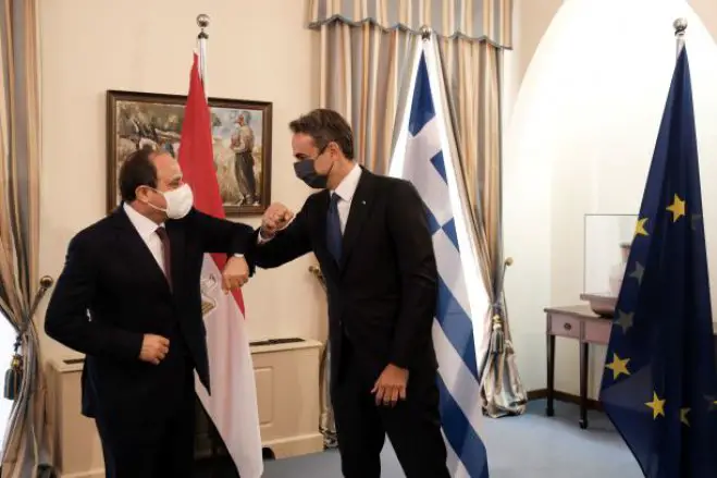 Unser Foto (© Eurokinissi) entstand am Mittwoch (21.10.) während eines Treffens zwischen dem griechischen Ministerpräsidenten Kyriakos Mitsotakis (r.) und dem ägyptischen Präsidenten Abd al-Fattah as-Sisi in Nikosia statt.