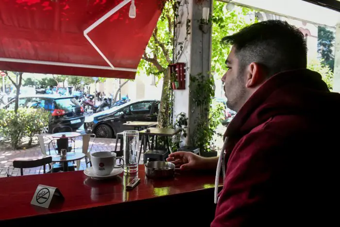 In vielen Cafés hat sich das Rauchverbot für den Innenraum schon durchgesetzt. Foto (© Eurokinissi)