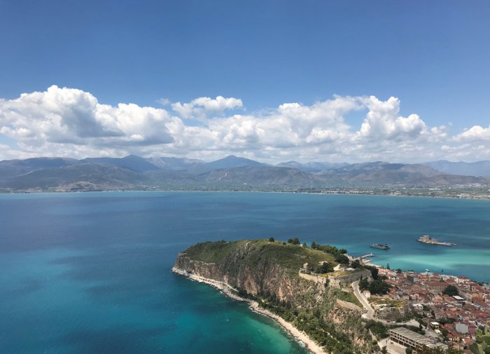 Das Foto (© GZ / Leonie Meyer) zeigt den Ausblick von der Palamidi-Festung in Nafplion auf der Peloponnes.