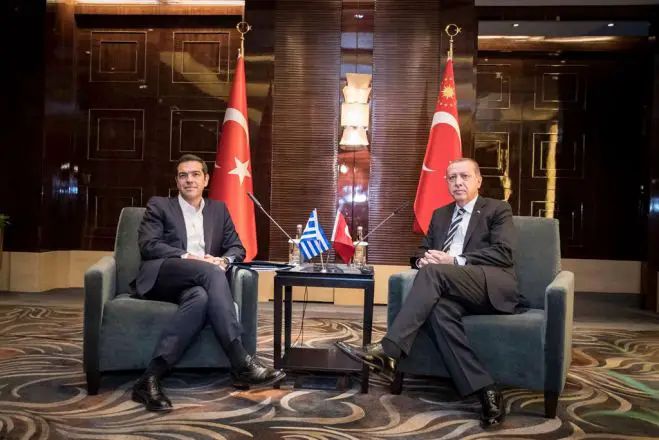 Unser Archivfoto (© Eurokinissi) zeigt den griechischen Ministerpräsidenten Alexis Tsipras (l.) während eines Treffens mit dem türkischen Präsidenten Recep Tayyip Erdogan (r.) im Mai 2017 in China.