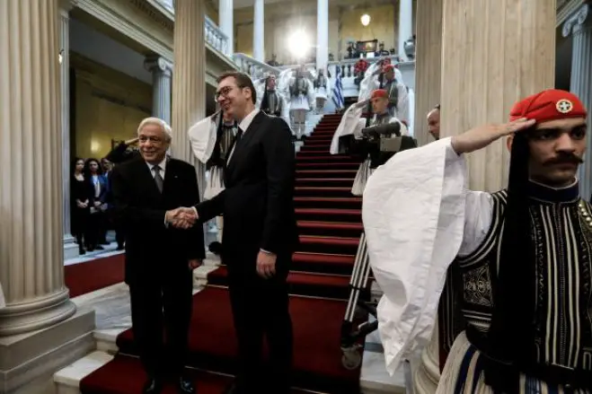 Unser Archivfoto (© Eurokinissi) entstand 2019 während eines Treffens des damaligen Staatspräsidenten Prokopis Pavlopoulos (l.) und des serbischen Präsidenten Aleksandar Vucic in Athen.