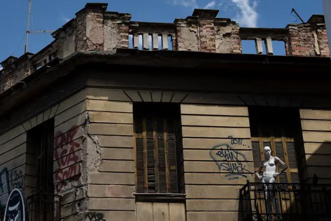 Unsere Fotos (© Eurokinissi) zeigen beschädigte Gebäude nach dem Erdbeben am Freitag (19.7.) in Athen.