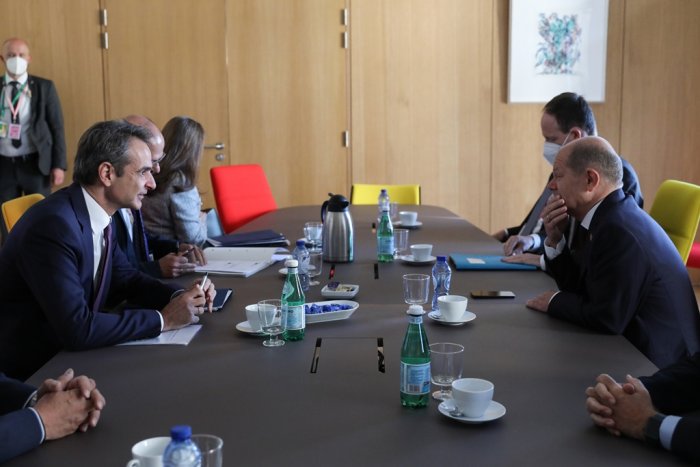 Unser Foto (© Eurokinissi) entstand am 31. Mai während einer Unterredung zwischen dem griechischen Ministerpräsidenten Kyriakos Mitsotakis (l.) und seinem Amtskollegen Olaf Scholz. 