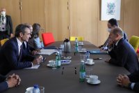 Unser Foto (© Eurokinissi) entstand am 31. Mai während einer Unterredung zwischen dem griechischen Ministerpräsidenten Kyriakos Mitsotakis (l.) und seinem Amtskollegen Olaf Scholz.