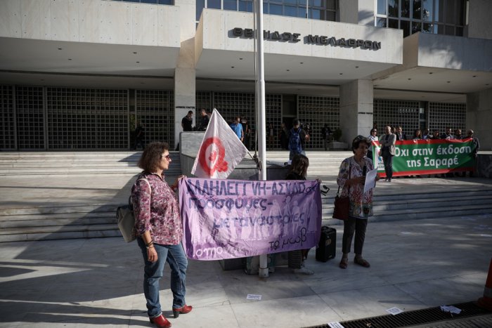 Unser Foto (© Eurokinissi) entstand vor dem griechischen Höchstgericht während einer Demonstration gegen die Abschiebung von Sharareh Khademi und ihrer Tochter.