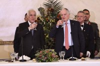 Unser Foto (© Eurokinissi) zeigt Staatspräsident Konstantinos Tassoulas (r.) und seinen armenischen Amtskollegen Wahagn Chatschaturjan anlässlich des offiziellen Abendessens zu Ehren des armenischen Präsidenten.